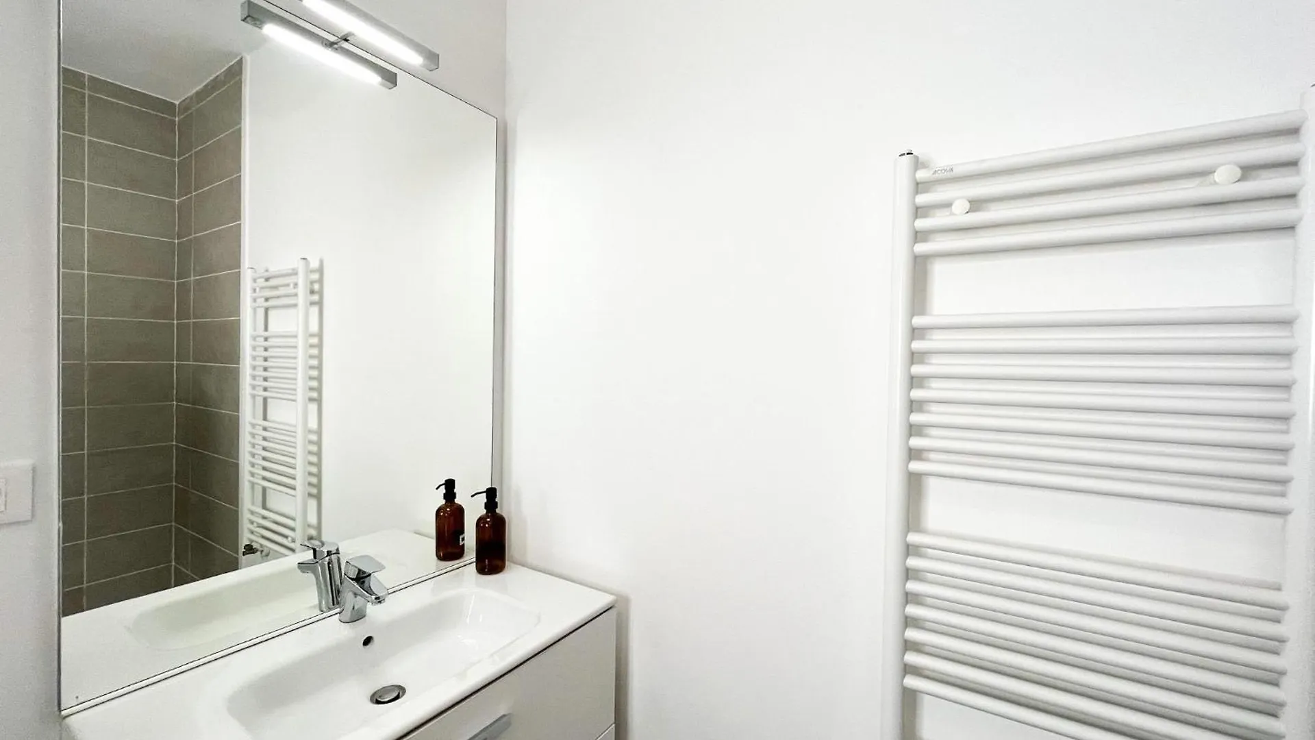 Suite Helena Villeurbanne 0*,